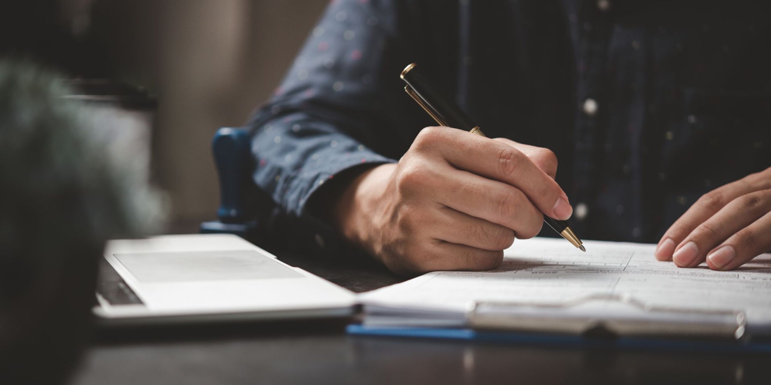 Eine Person schreibt in ein Notizbuch