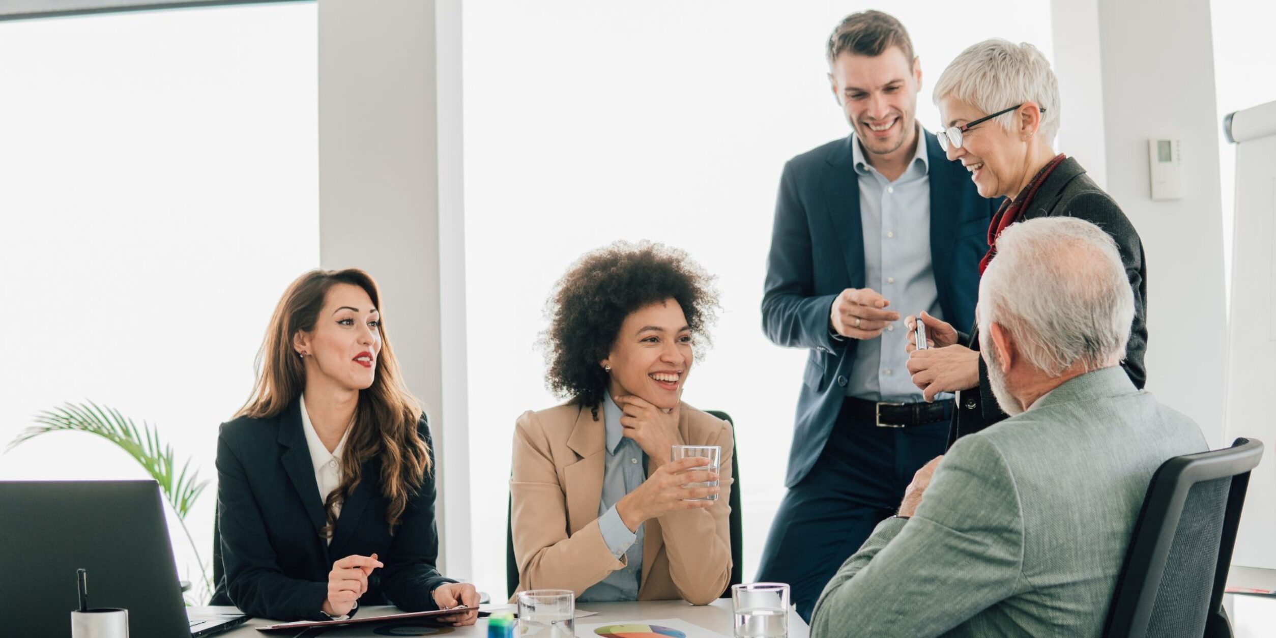 Mehrere Personen unterschiedlichen Alters besprechen sich