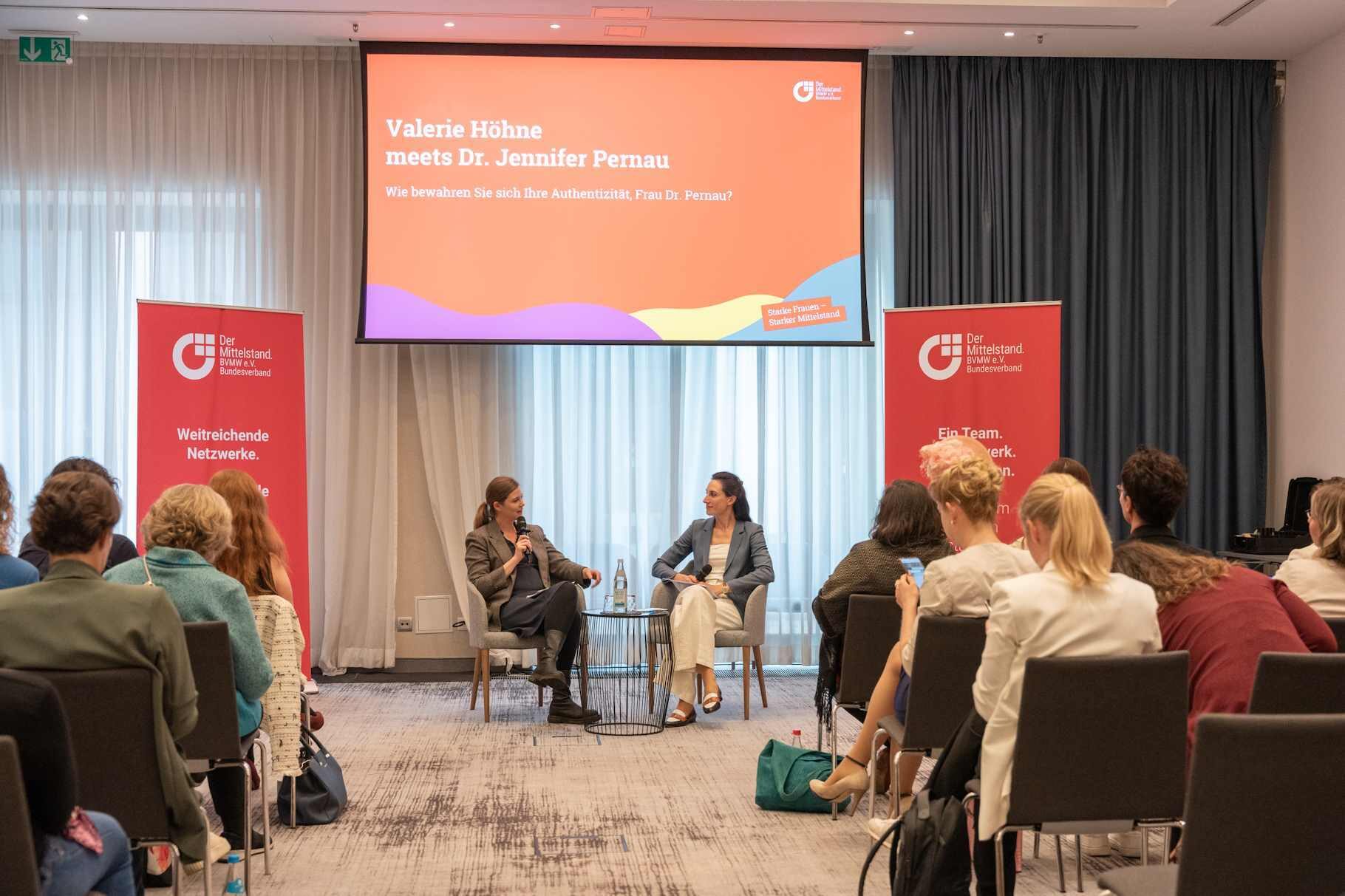 Interviewformat zwischen Valerie Höhne und Dr. Jennifer Pernau