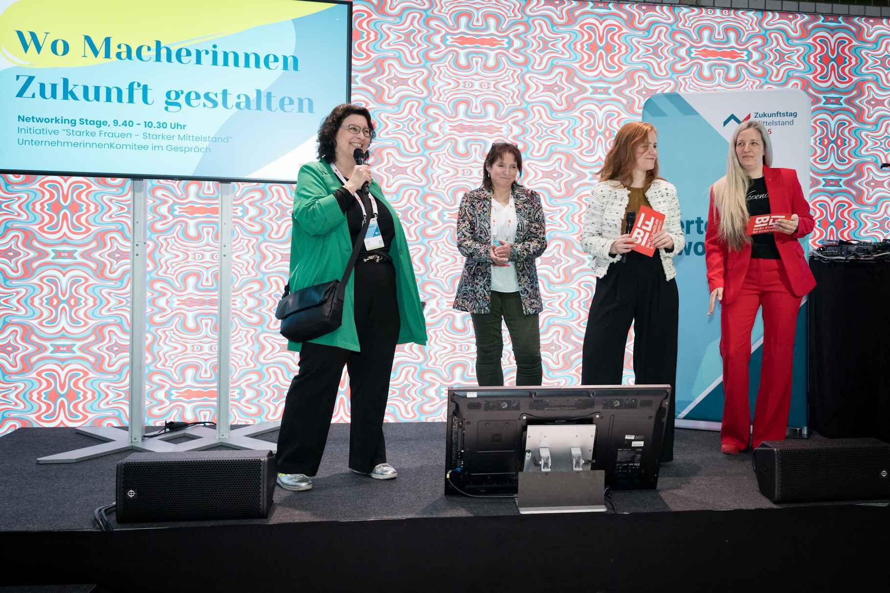 v.l.n.r.: Jeannette Peters (Unternehmerinnenkomitee), Helga Ranft, Dr. Anke Skopec (Unternehmerinnenkomitee) und Janine Eichberg auf der Networking Stage.