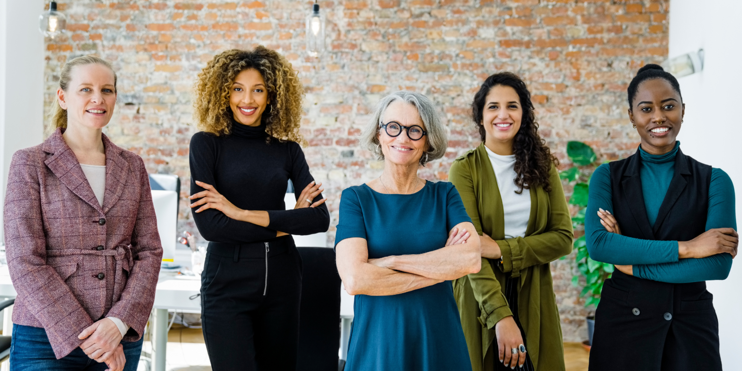 5 Frauen präsentieren sich mit verschränkten Armen