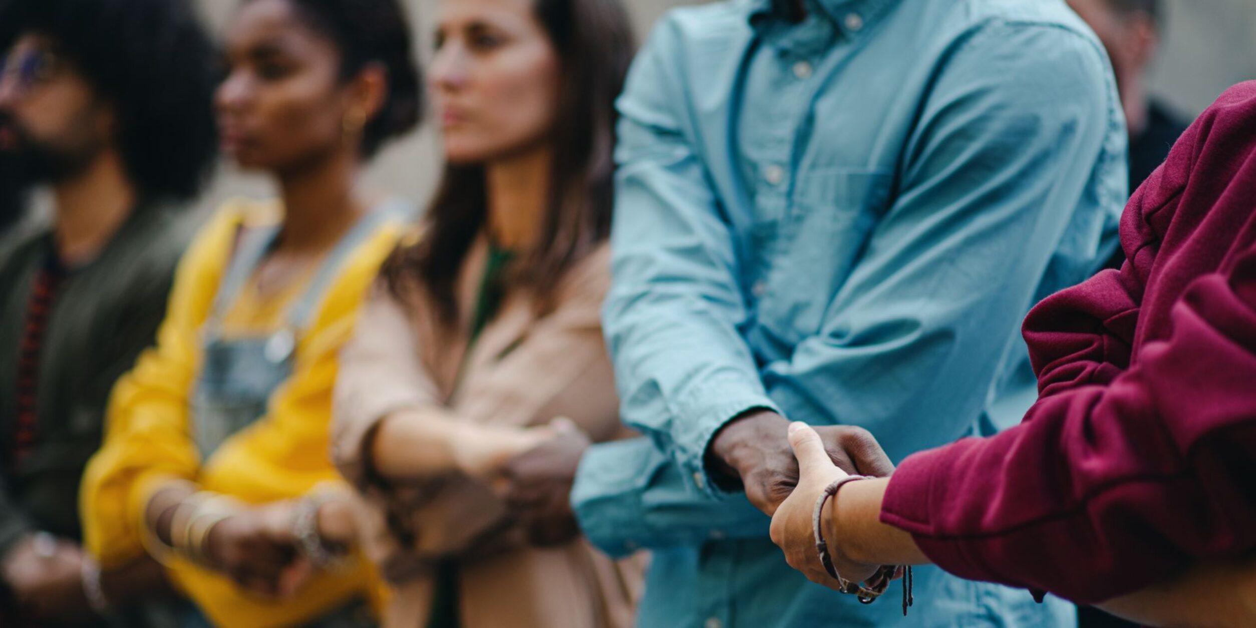 Menschen halten sich gegenseitig an den Händen fest